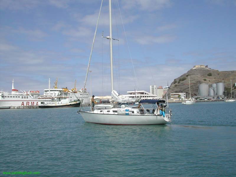 03 Double Bruyn verlaesst den Hafen von Mindelo