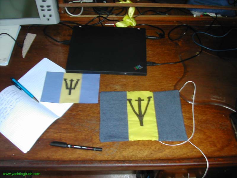 12 Ich male mir die Barbados - Gastflagge, bestehend aus Jeans und einem Stueck Peace-Fahne